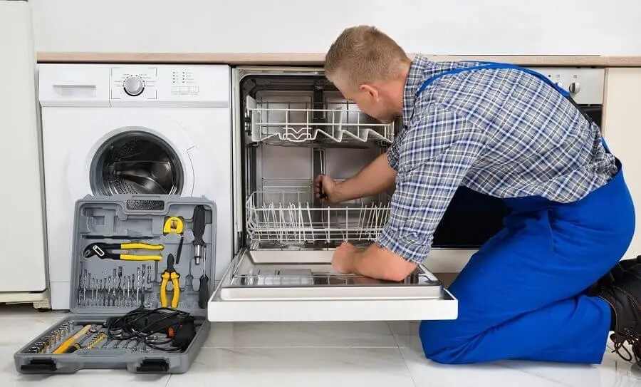 Evren Vestfrost servisi teknisyen ekibi beyaz eşya tamiri yaparken